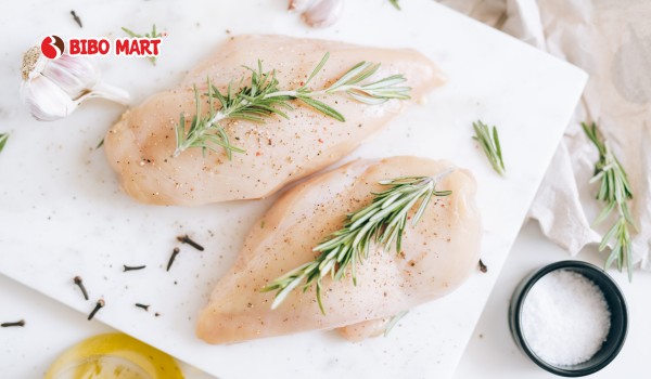 Mẹ sau sinh mổ ăn thịt gà nên bỏ da