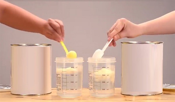 Ba mẹ có thể kiểm tra dạng bột sữa để phân biệt hàng giả và hàng chính hãng