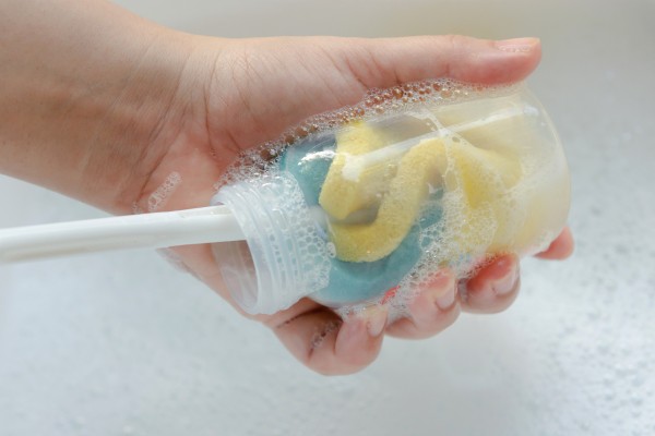 Vệ sinh sạch sẽ dụng cụ pha sữa