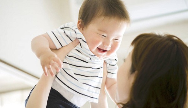 Bé khỏe mạnh trong vòng tay ba mẹ với sự đồng hành của sữa bột Nan Úc