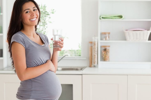 Bà bầu nên uống đủ nước và ăn nhiều hoa quả mỗi ngày để có làn da đẹp