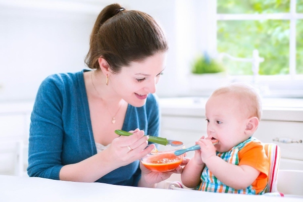 Giai đoạn bé 6 tháng tuổi mẹ có thể bắt đầu cho bé tập ăn dặm