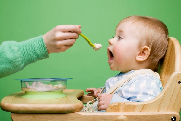 Những điều mẹ cần lưu ý khi cho bé ăn dặm 7 tháng