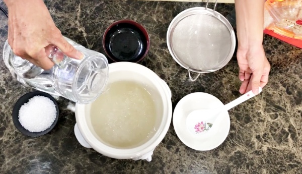 Ngâm yến trong nước lọc