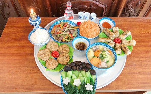 Mâm lễ cúng tổ tiên nhân ngày báo hiếu
