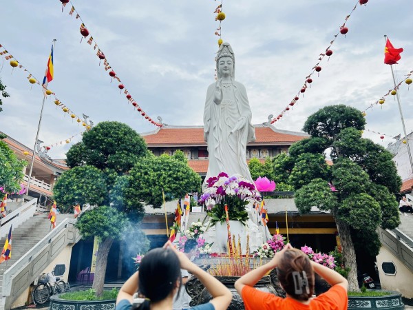 Đi chùa cầu bình an cho cha mẹ, tổ tiên