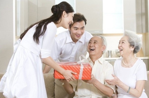 Tặng quà cho cha mẹ để bày tỏ lòng thành