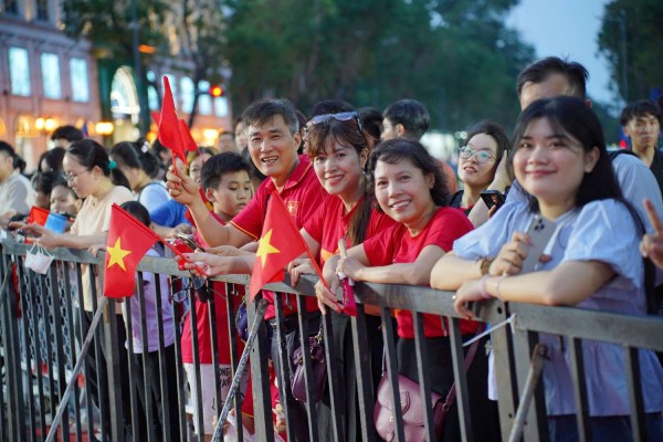 Nhân dân ăn mừng ngày khai sinh nước Việt Nam Dân chủ Cộng hòa