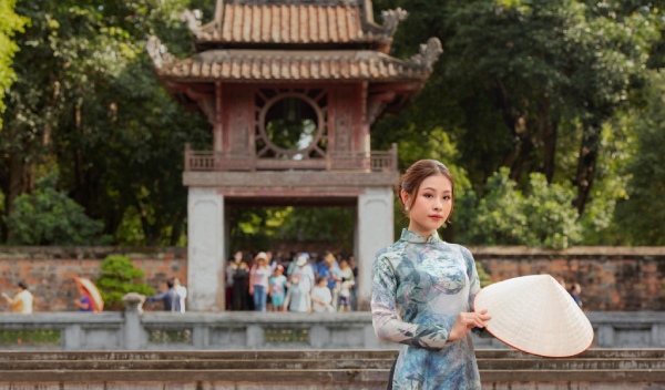 Chụp ảnh 2-9 áo dài tại Văn Miếu Quốc Tử Giám