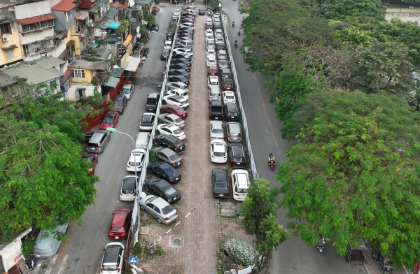 Một bãi đỗ xe ô tô tại Hà Nội
