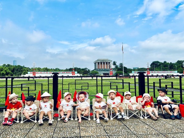 Các em bé chụp ảnh 2/9 tại Quảng trường Ba Đình