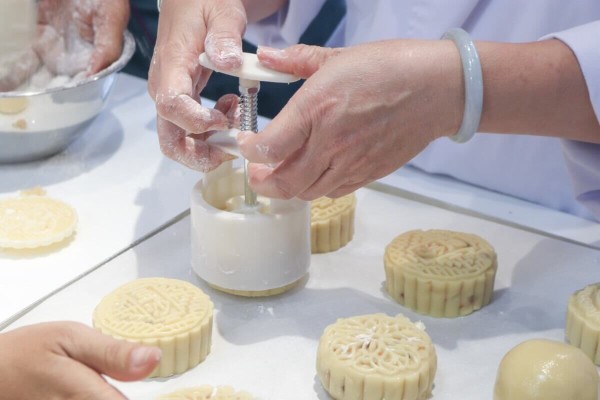 Tạo hình bánh từ khuôn