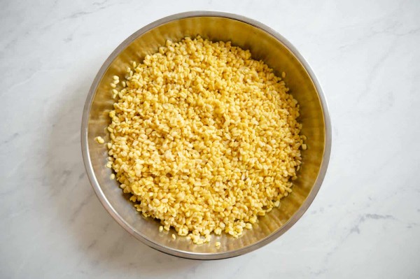 Sơ chế đậu xanh trước khi nấu