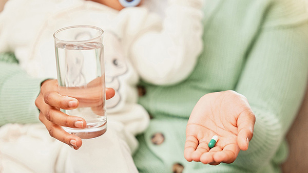 Mẹ đang cho con bú nên uống canxi 