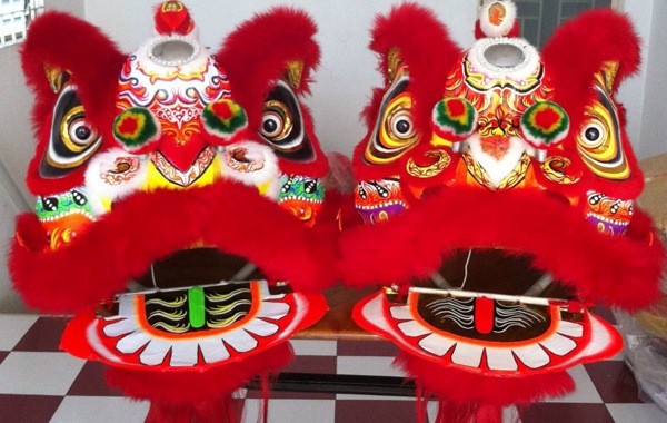 Đầu sư tử giúp bé thỏa sức vui đùa trong đêm Trung thu