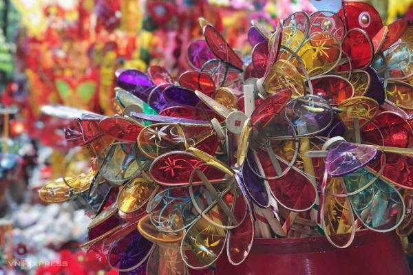 Đèn cù được làm từ những gam màu rực rỡ