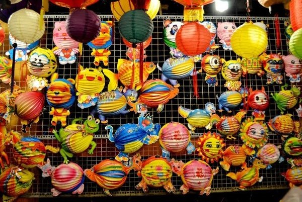 Đèn lồng giấy xếp mang đến không khí Trung Thu vui tươi