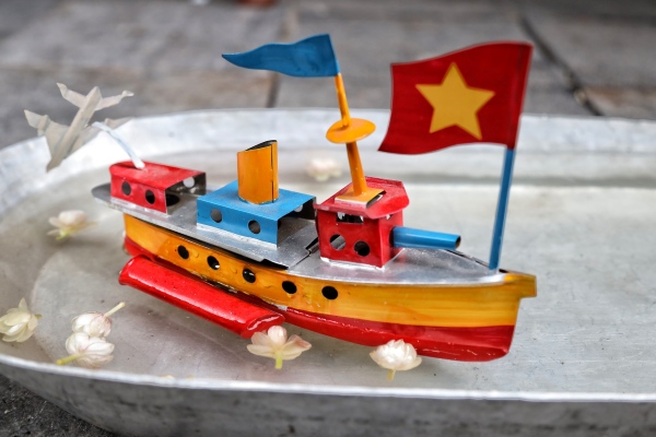 Tàu thủy sắt tây - Món đồ chơi độc đáo, thú vị