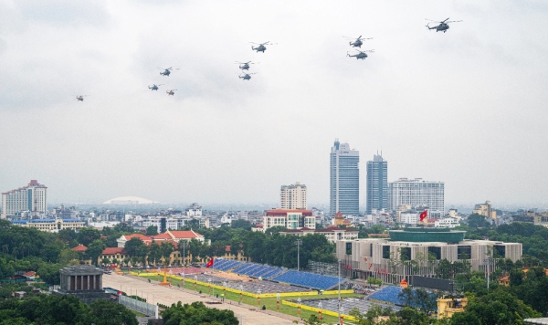 Máy bay tập sự qua quảng trường Ba Đình