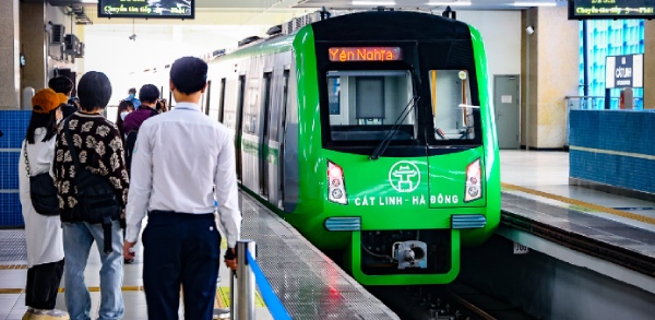 Phương tiện công cộng như tàu điện trên cao được khuyến khích sử dụng