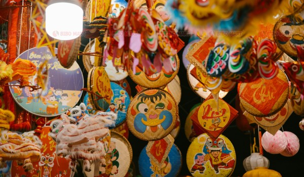 Đèn lồng và lân cho quà tặng Trung thu của bé