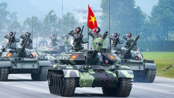 Các xe tăng T-54, T-62 trong buổi diễu hành