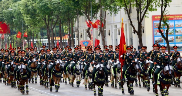 Khối kỵ binh đi qua cung đường 2