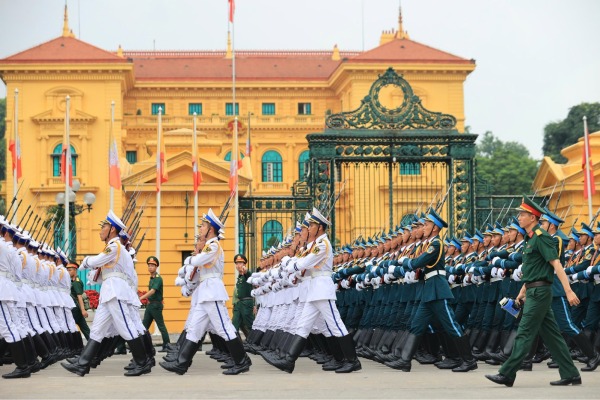 Các khối bộ binh diễu hành