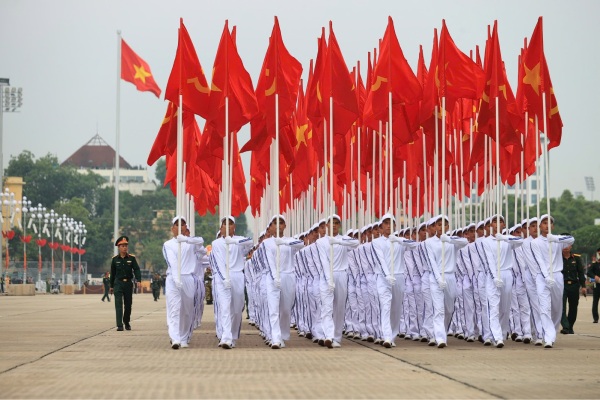 Khối hồng kỳ diễu binh a80