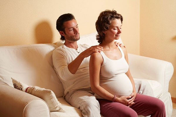Massage vai cho mẹ bầu