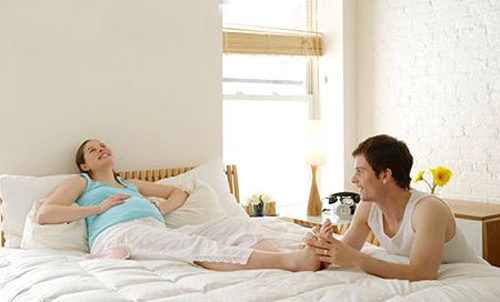 Massage chân cho mẹ bầu