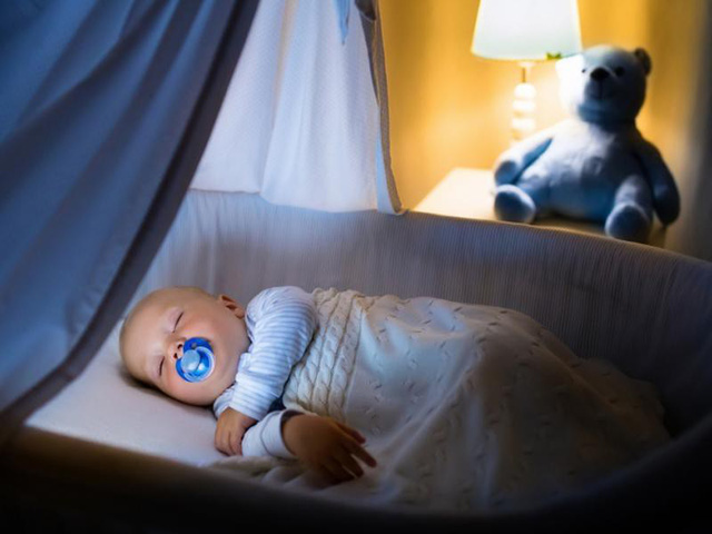 Bật đèn ngủ trong phòng ngủ của trẻ khiến trẻ không thể nhận ra sự khác biệt rõ ràng giữa ban ngày và ban đêm
