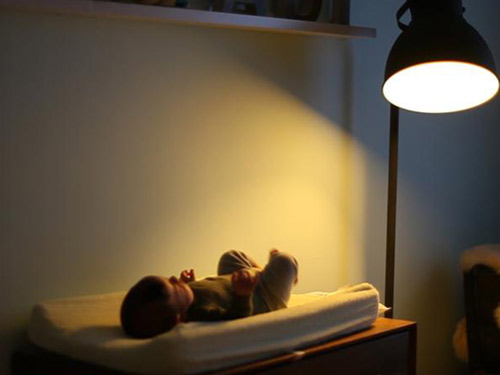 các bậc phụ huynh vẫn nên hạn chế việc để con ngủ dưới ánh đèn.
