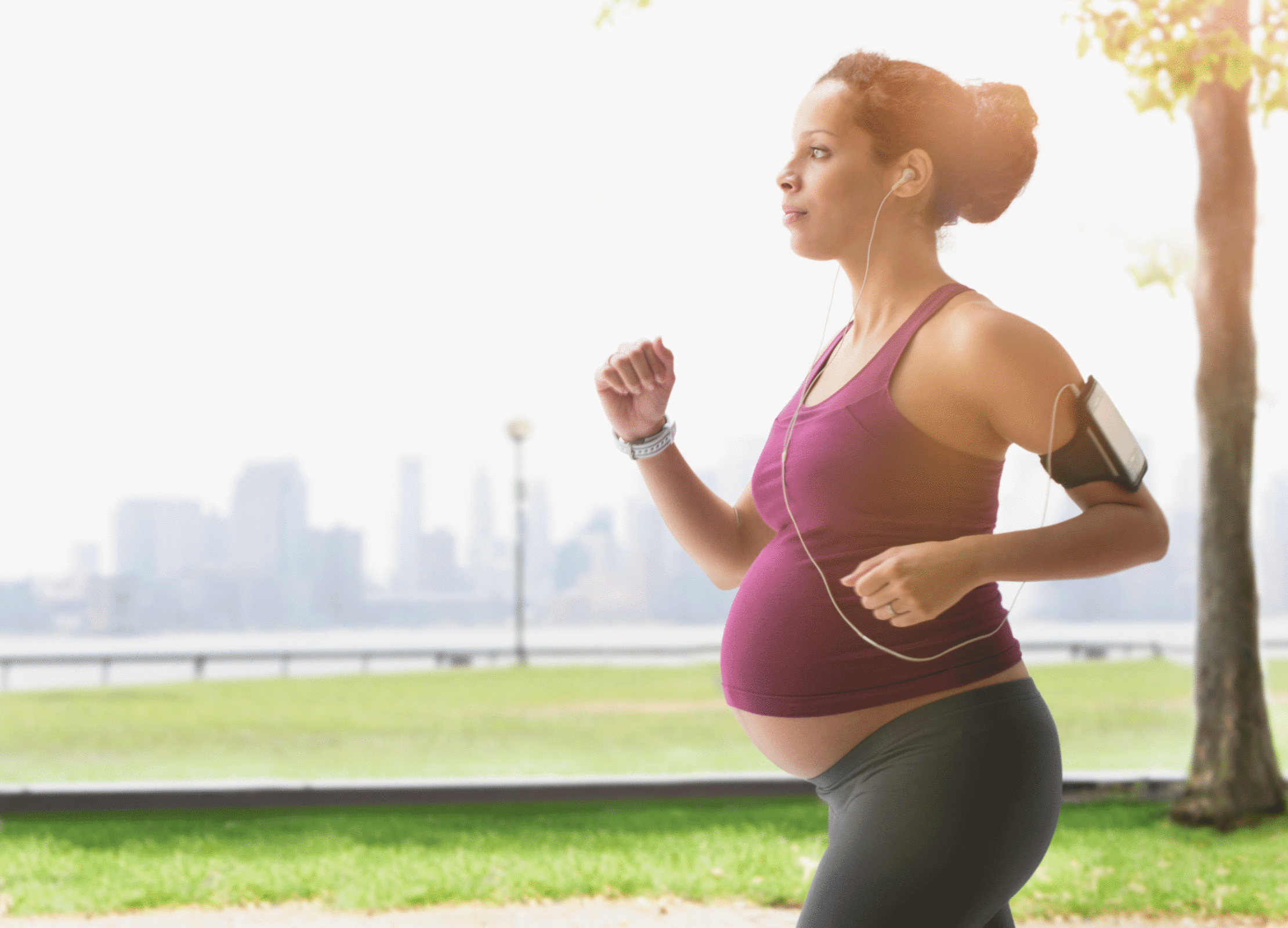 Đi dạo hay vận động sau khi ăn no cũng ảnh hưởng xấu tới sức khỏe thai phụ