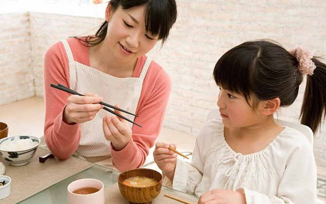 Hãy dạy cho bé cầm đũa từ nhỏ