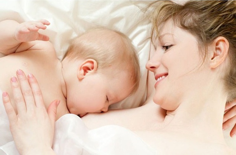 Cho trẻ bú khi ngủ sẽ giúp con nhanh buồn ngủ hơn